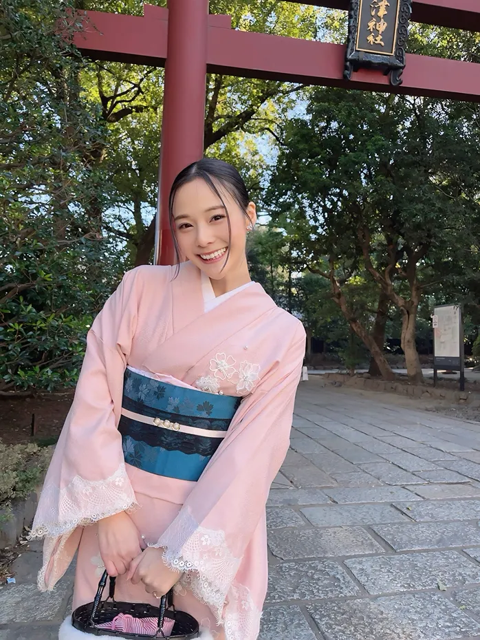 Yoshitaka Nene นักแสดงหนังผู้ใหญ่ ตัวเล็ก ไฟหน้าใหญ่ เสียงดี 33